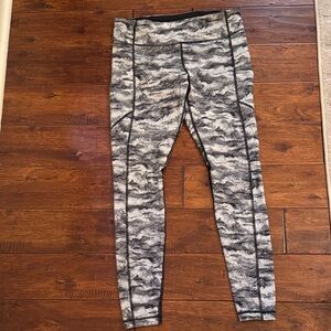 Lululemon speed tight V Black and white speckled full size leggings. Size 10.